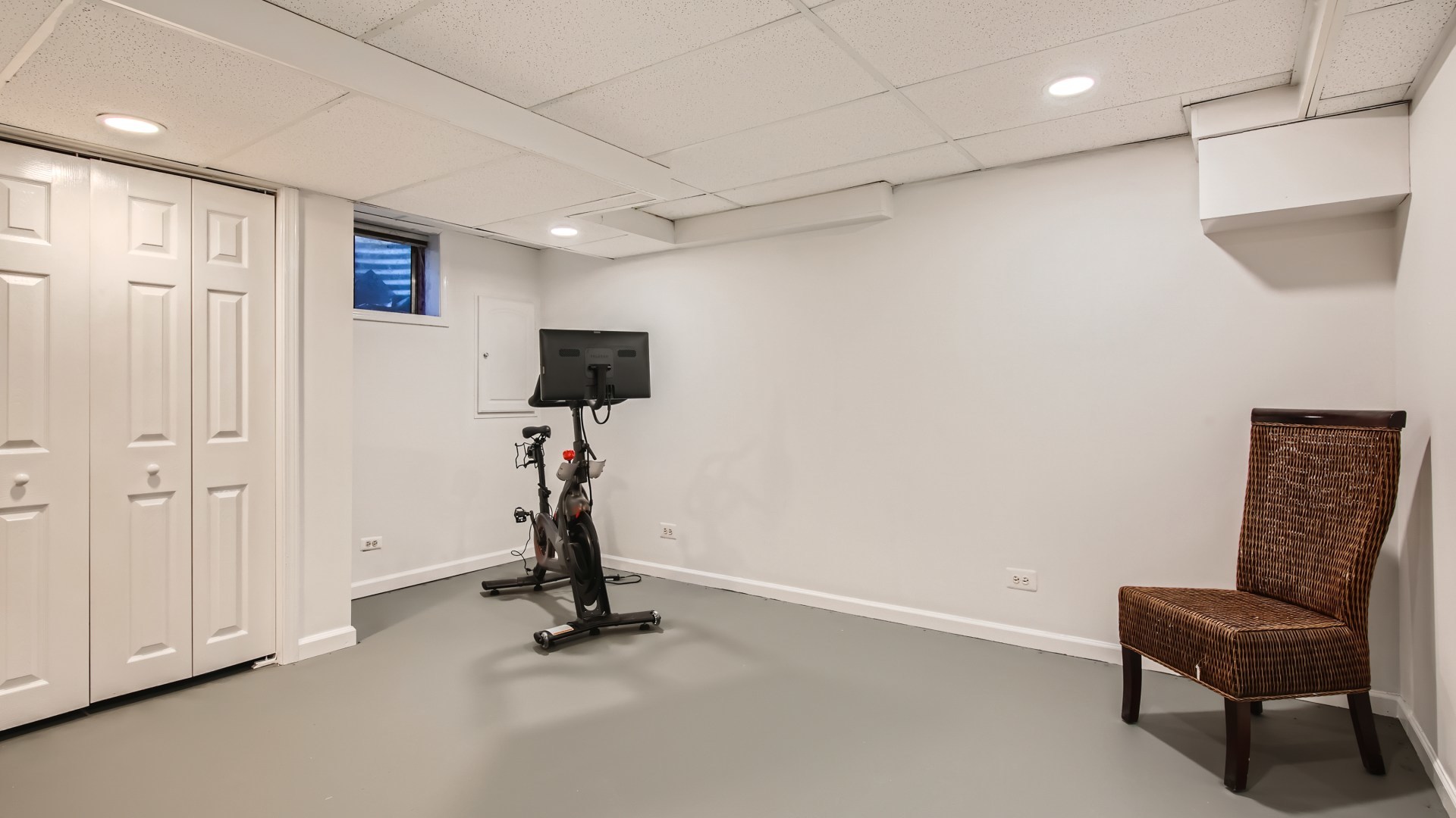 269 Concord Square Gurnee, IL 60031 - Photo 28 of 28 a view of a livingroom with gym equipment