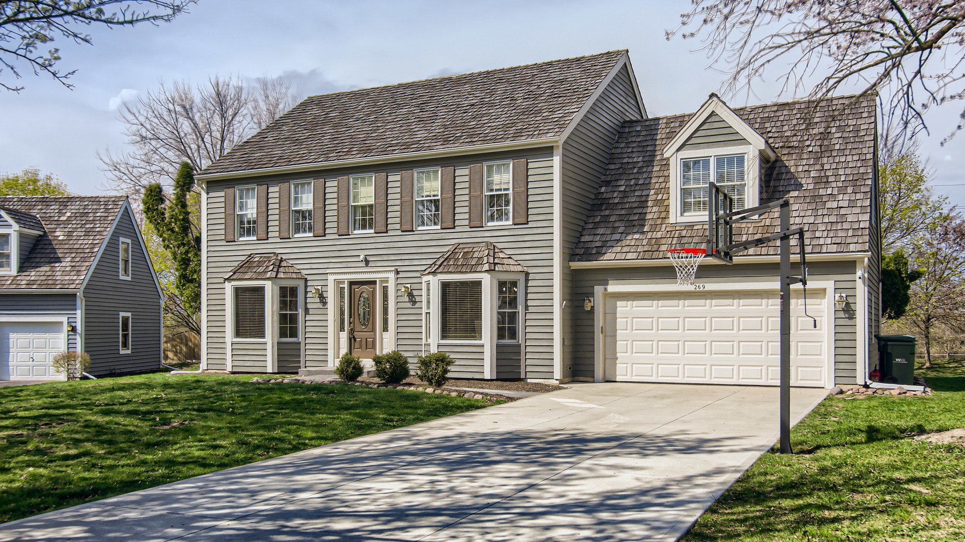 269 Concord Square Gurnee, IL 60031 - Photo 3 of 28 a front view of a house with a garden