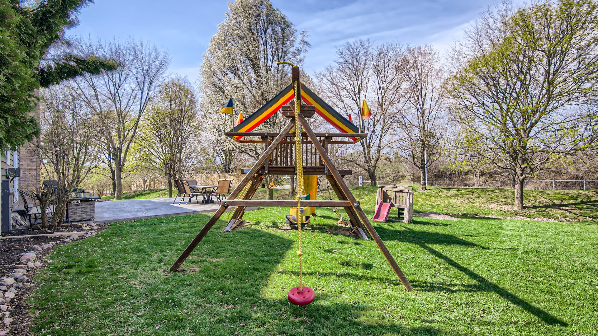 269 Concord Square Gurnee, IL 60031 - Photo 5 of 28 a view of an house with a yard and potted plants