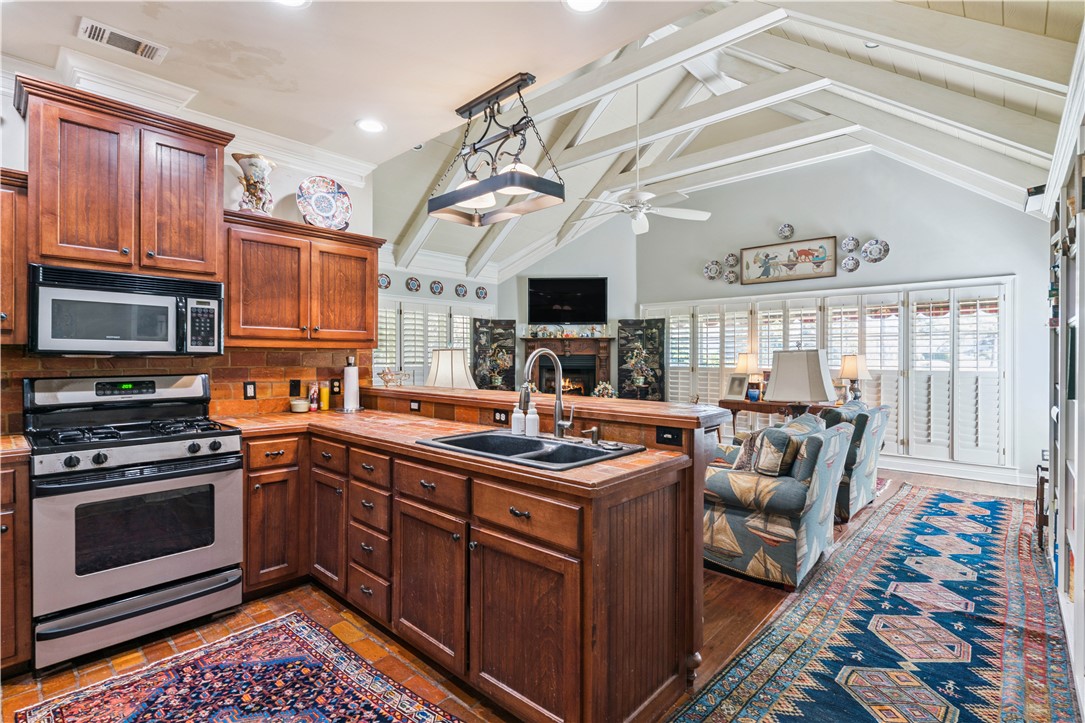 125 Pine Valley St. Simons Island, GA 31522 - Photo 6 of 14 Kitchen/Breakfast bar