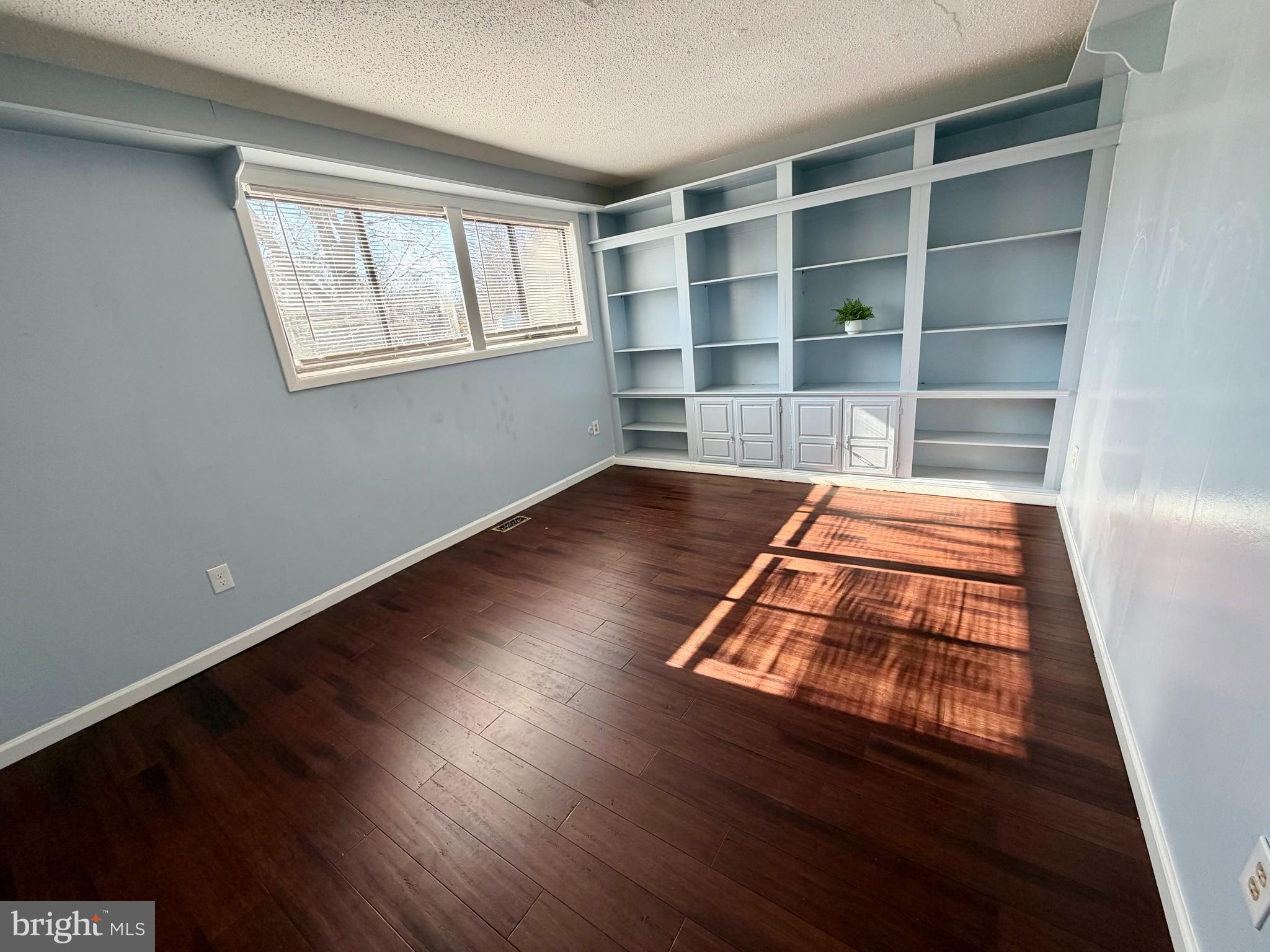33 Georgetown Road Lindenwold, NJ 08021 - Photo 21 of 27 a room with wooden floors and window