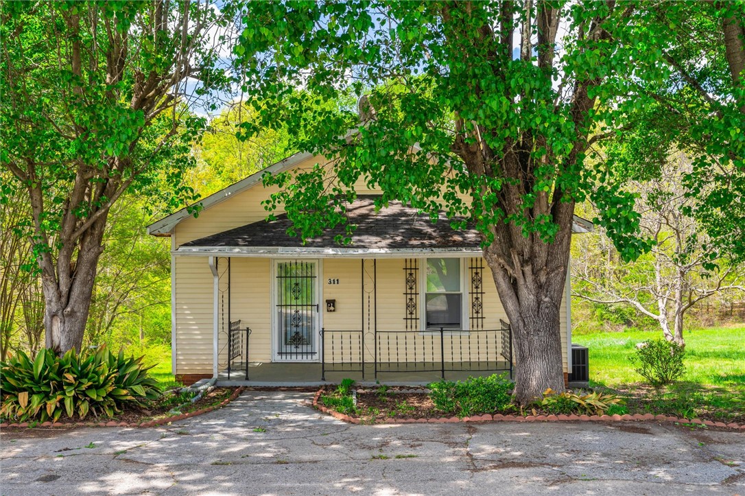 311 Lakeside Drive Westminster, SC 29693 - Photo 2 of 21