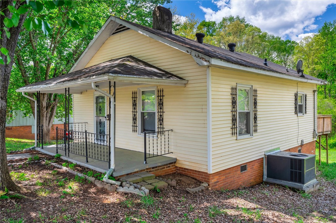 311 Lakeside Drive Westminster, SC 29693 - Photo 3 of 21