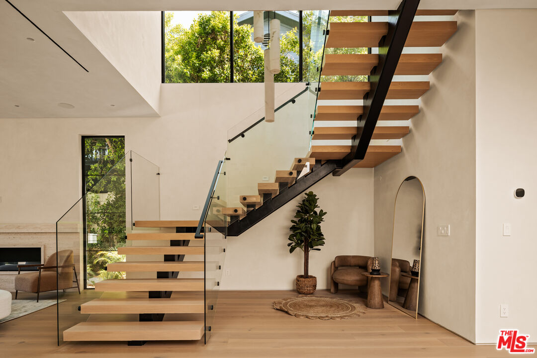 4718 Lemona Avenue Sherman Oaks, CA 91403 - Photo 21 of 40 a view of entryway and hall
