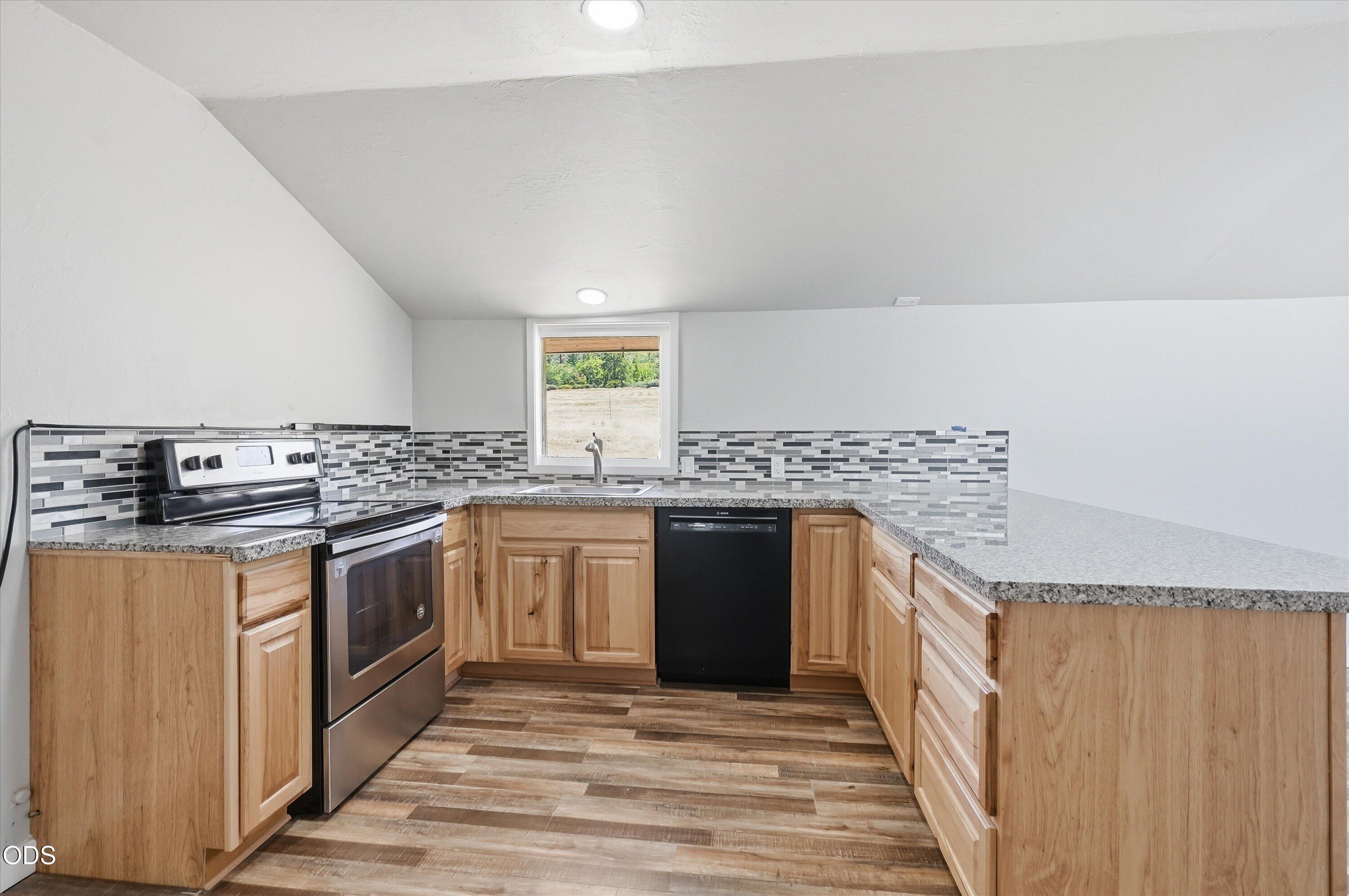 8960 North Applegate Road Grants Pass, OR 97527 - Photo 9 of 37