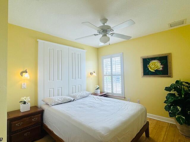 4334 Highway 441, Unit 6 Okeechobee, FL 34974 - Photo 8 of 15 a bedroom with a bed and a potted plant
