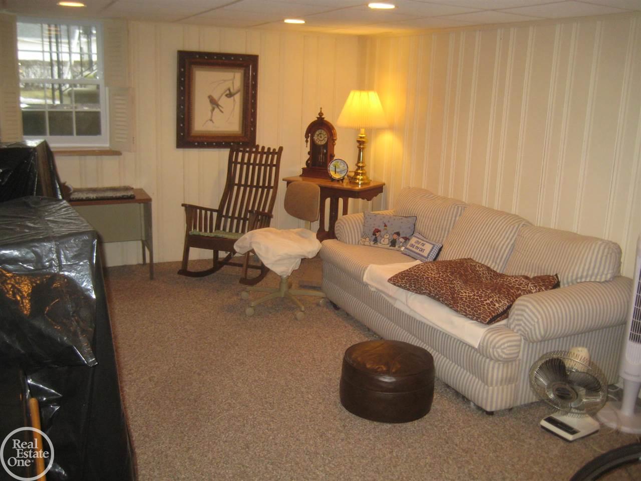 1624 Hawthorne Road Grosse Pointe, MI 48236 - Photo 38 of 56 31312336-37.JPG