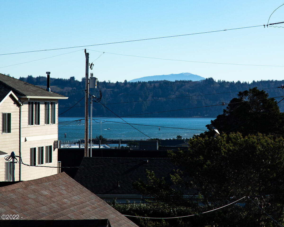935 Southwest 11th Street Newport, OR 97365 - Photo 6 of 43 bay views