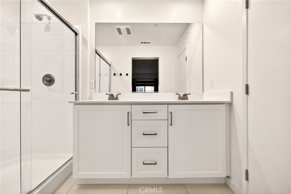 35165 Rangpur Lane Fallbrook, CA 92028 - Photo 30 of 42 a bathroom with a bathtub a mirror and a sink