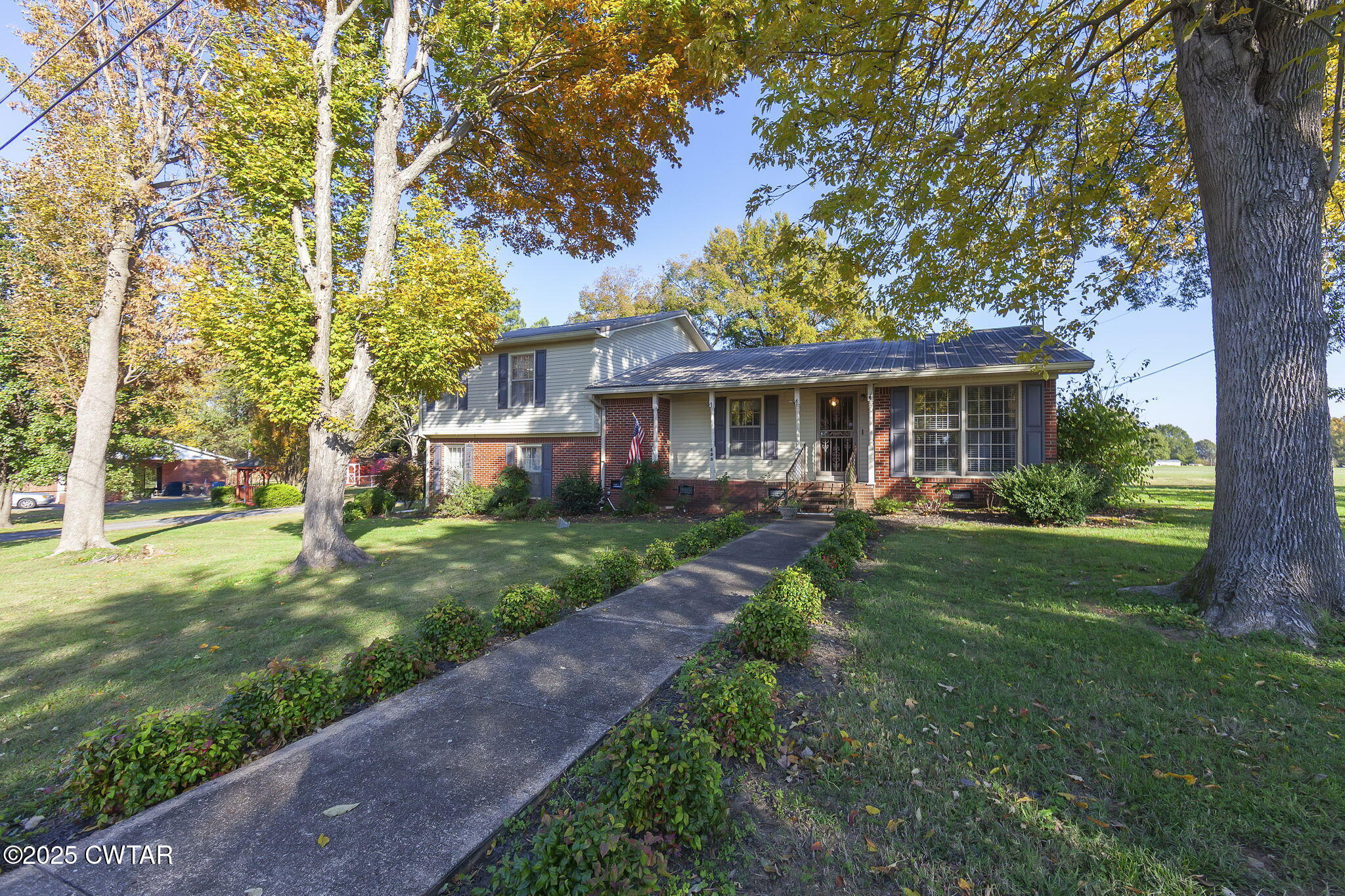 a view of a house with a yard