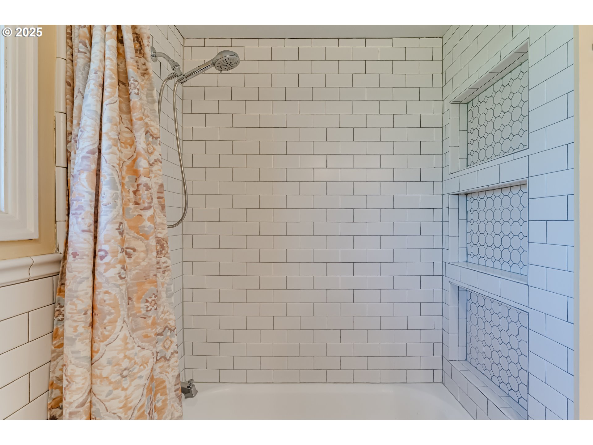 445 Hazel Court Eugene, OR 97401 - Photo 26 of 40 a bathroom with a shower