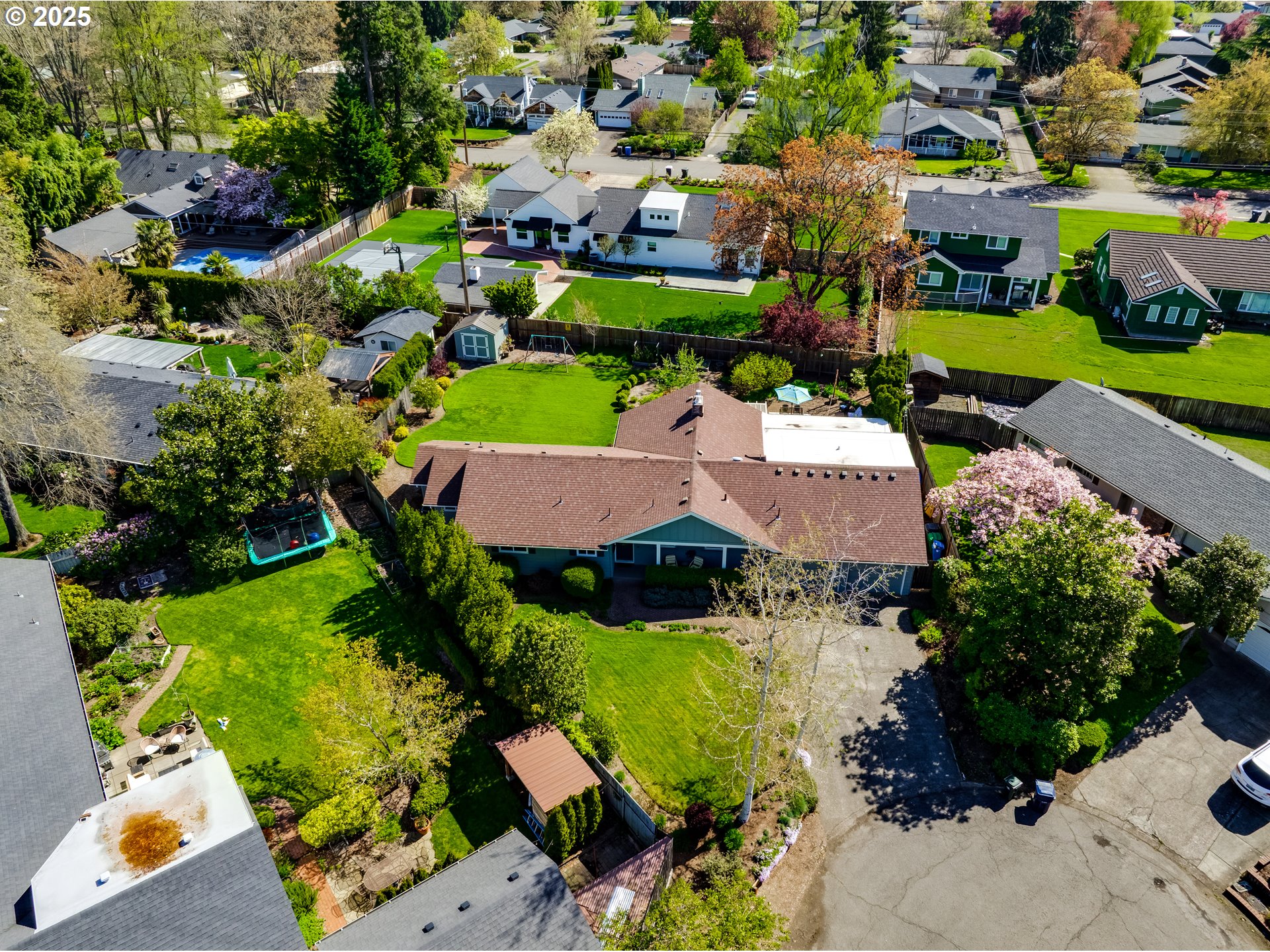 445 Hazel Court Eugene, OR 97401 - Photo 38 of 40 an aerial view of multiple houses with yard