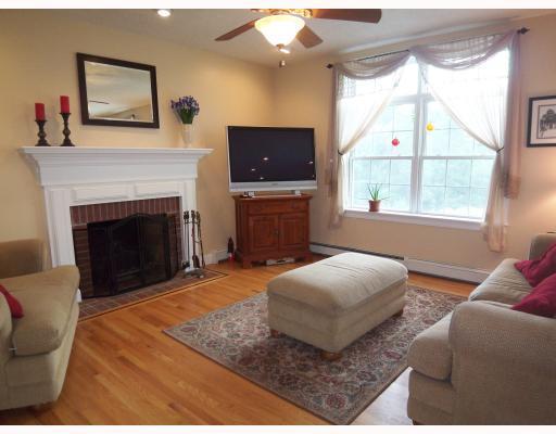 27 Edgefield Road Gorham, ME 04038 - Photo 4 of 8 Den/Family/Great Room.
