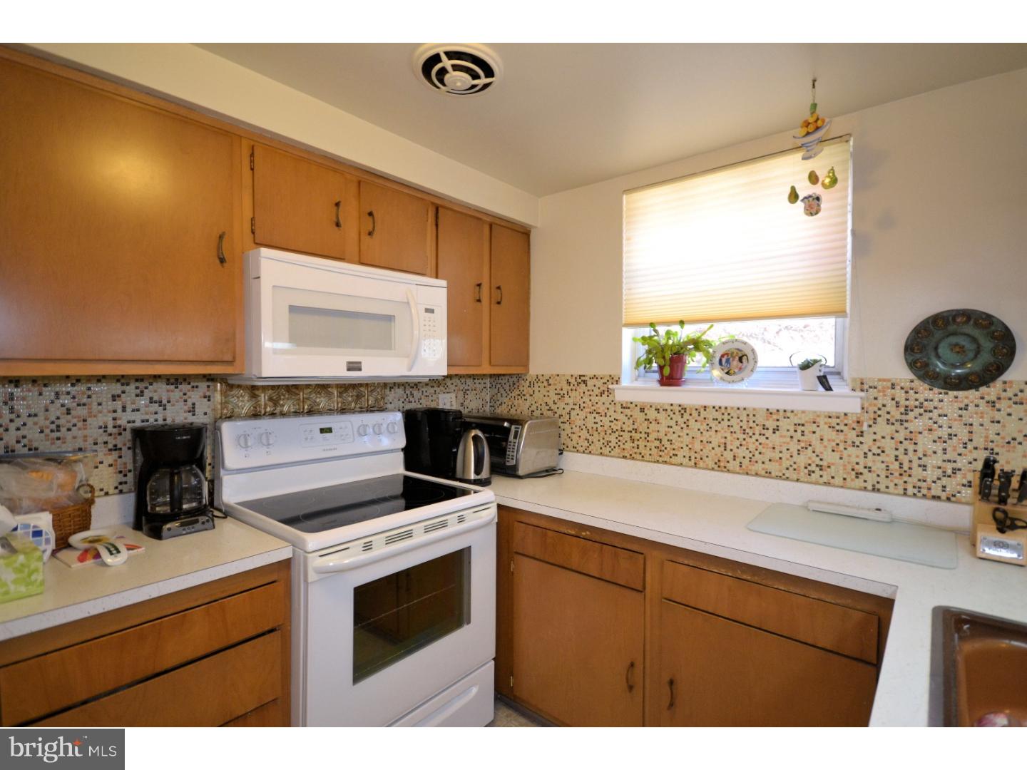 448 Tomlinson Road Philadelphia, PA 19116 - Photo 11 of 24 Kitchen