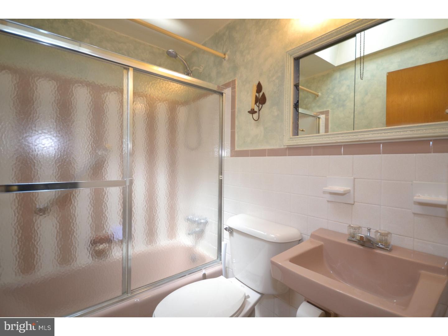 448 Tomlinson Road Philadelphia, PA 19116 - Photo 20 of 24 Bathroom