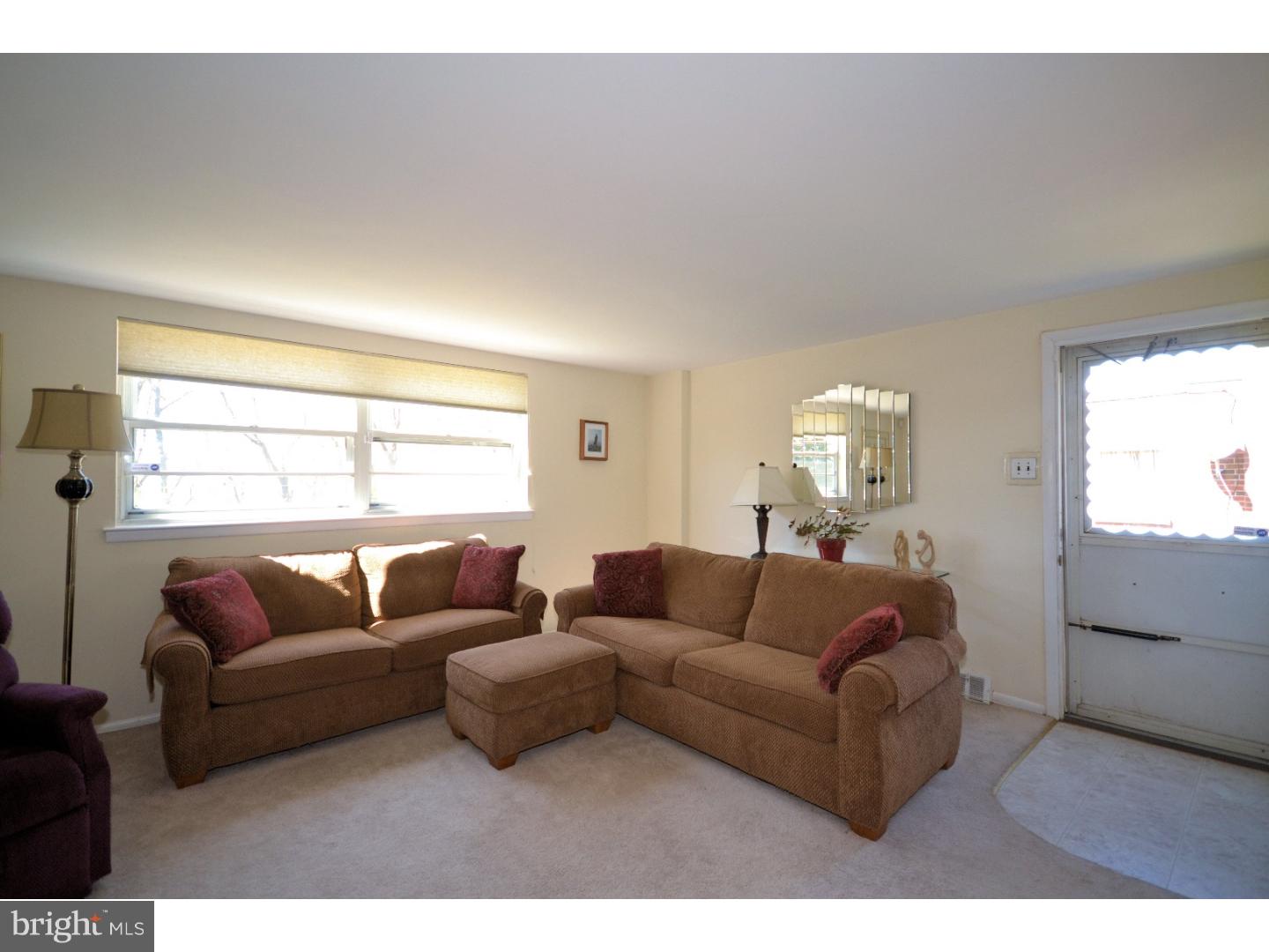 448 Tomlinson Road Philadelphia, PA 19116 - Photo 5 of 24 Living Room