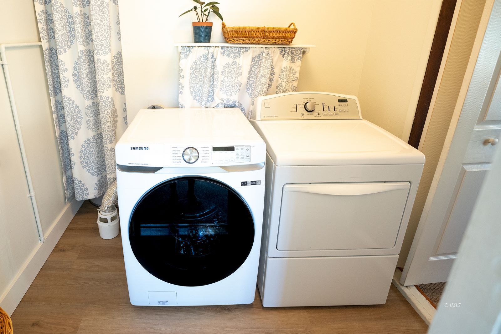 320 Apollo Circle Bishop, CA 93514 - Photo 22 of 35 a utility room with dryer and washer