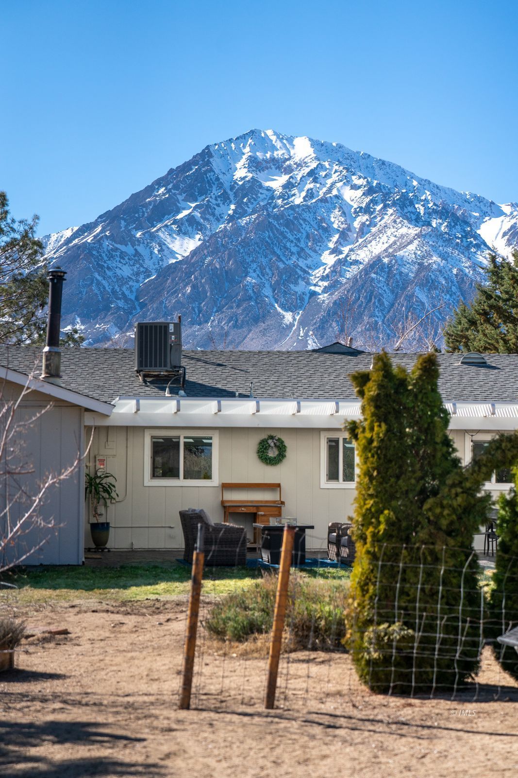 320 Apollo Circle Bishop, CA 93514 - Photo 27 of 35 a view of a chairs and table in the patio