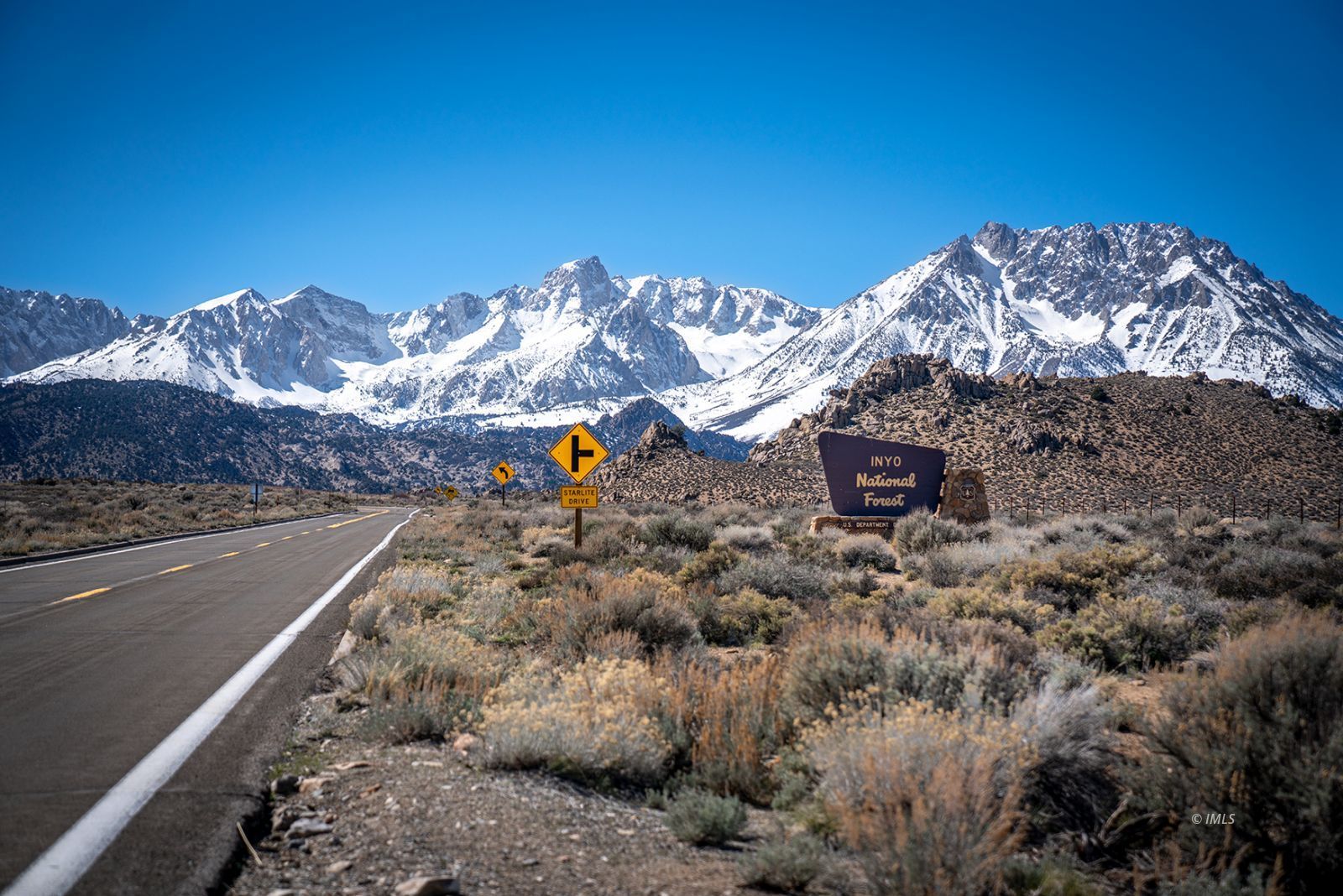320 Apollo Circle Bishop, CA 93514 - Photo 28 of 35 a view of a dry yard with wooden fence