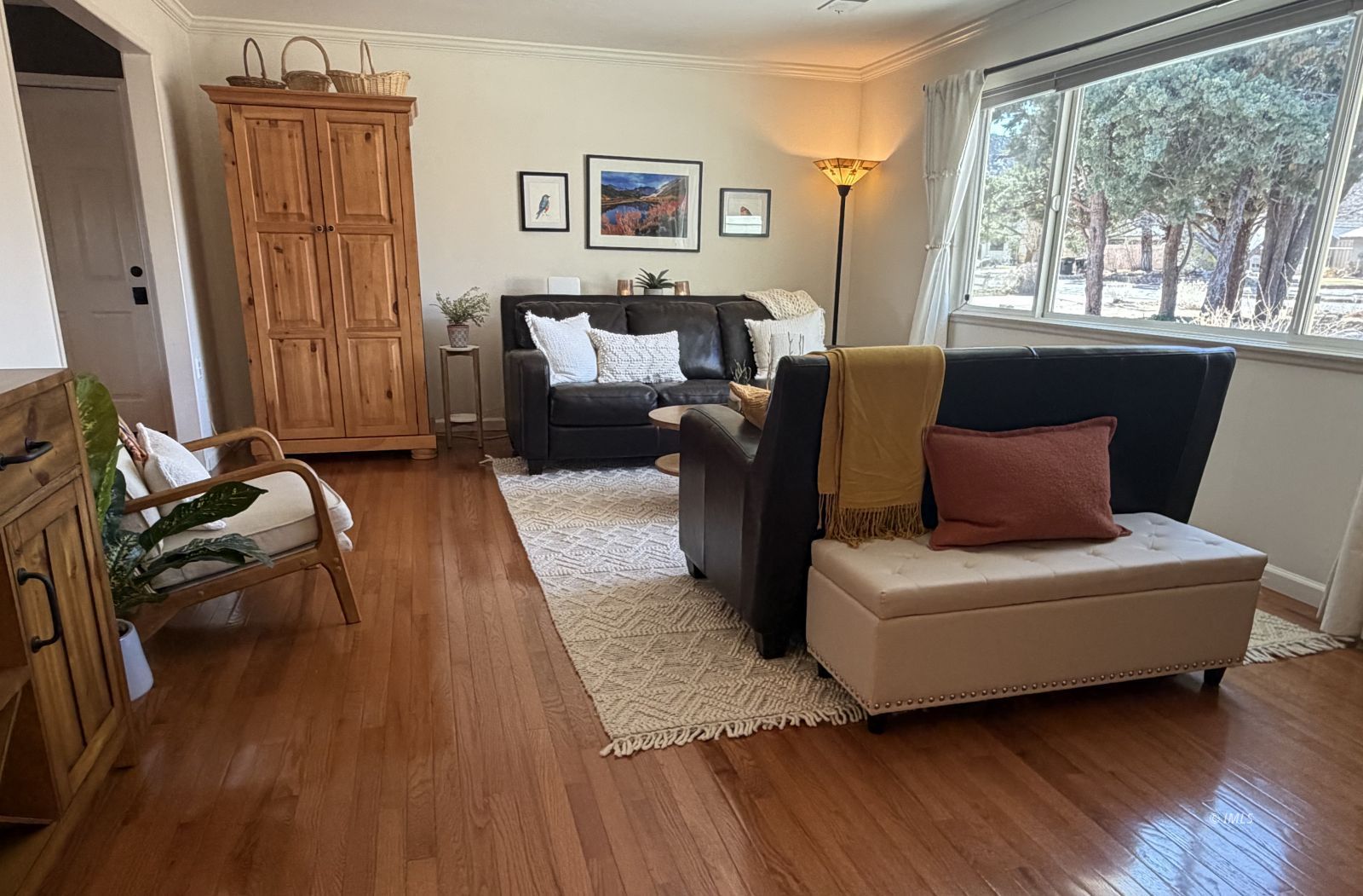 320 Apollo Circle Bishop, CA 93514 - Photo 4 of 35 a living room with furniture and a wooden floor