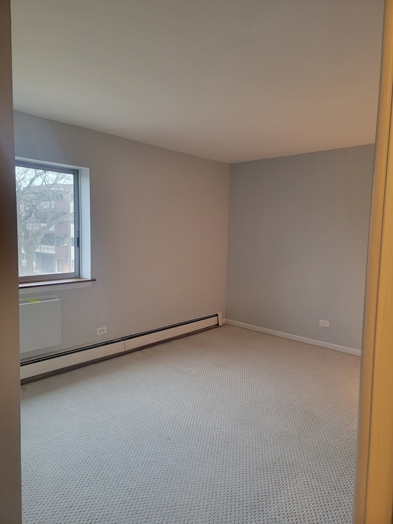 1321 South Finley Road, Unit 312 Lombard, IL 60148 - Photo 4 of 4 an empty room with a window