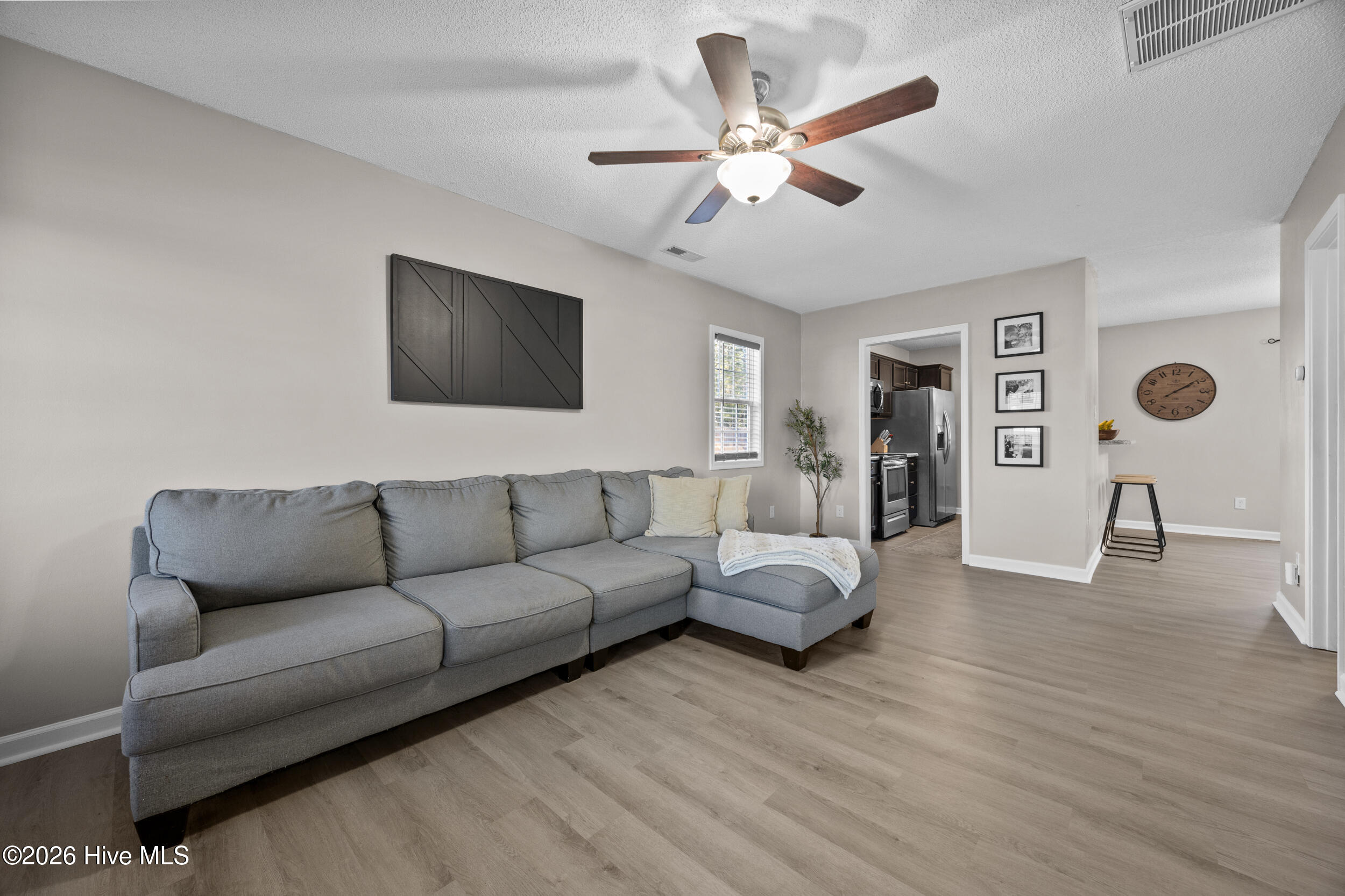 162 King Road Jacksonville, NC 28540 - Photo 9 of 40 17_living room