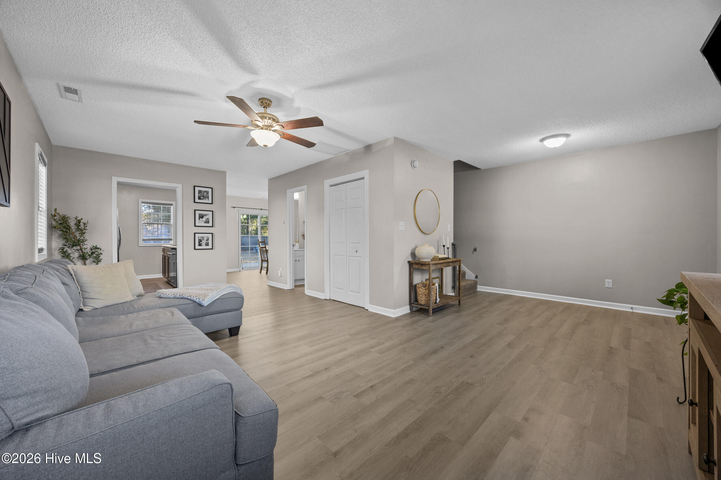 162 King Road Jacksonville, NC 28540 - Photo 7 of 40 15_living room