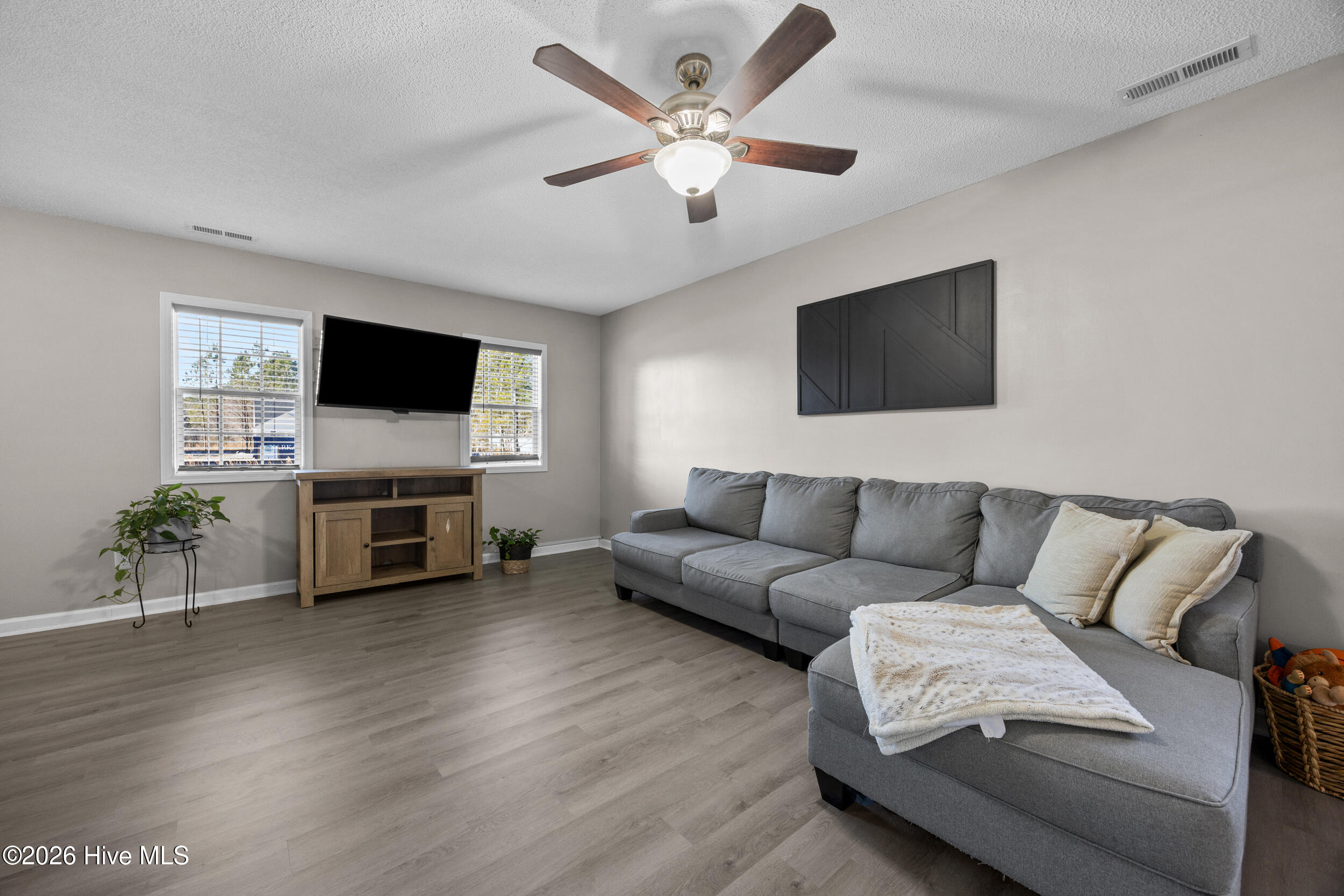 162 King Road Jacksonville, NC 28540 - Photo 8 of 40 16_living room