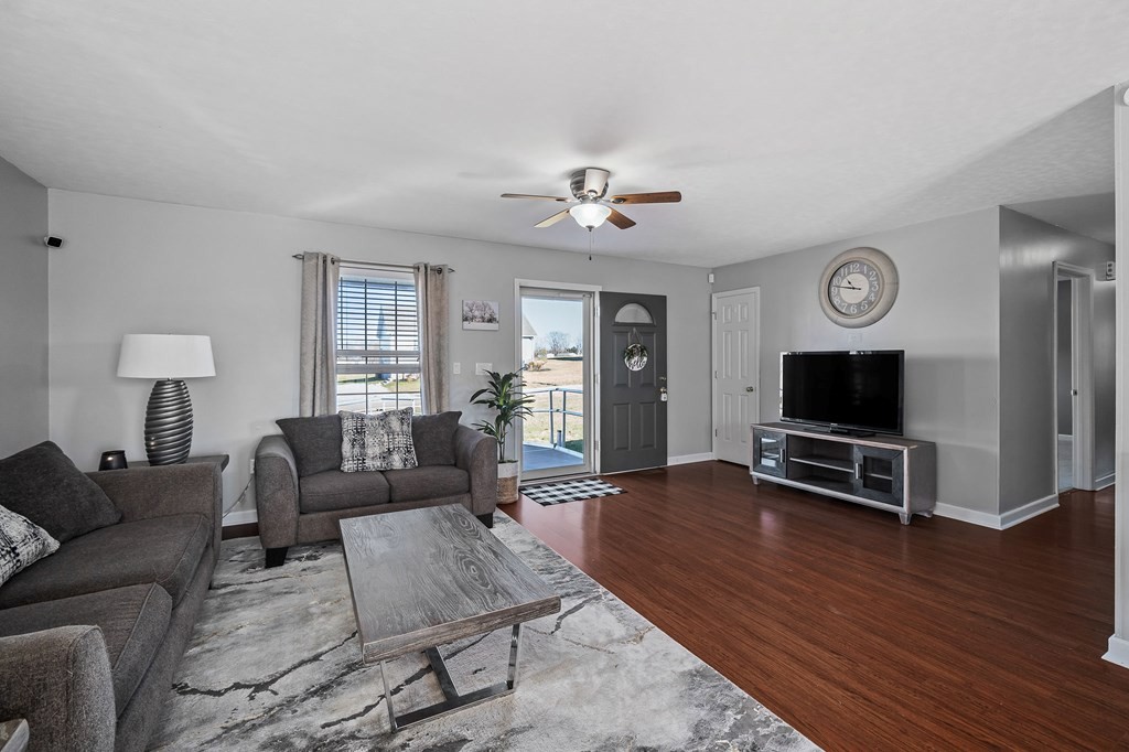 1656 Parker Road Sparta, TN 38583 - Photo 7 of 32 a living room with furniture and a flat screen tv