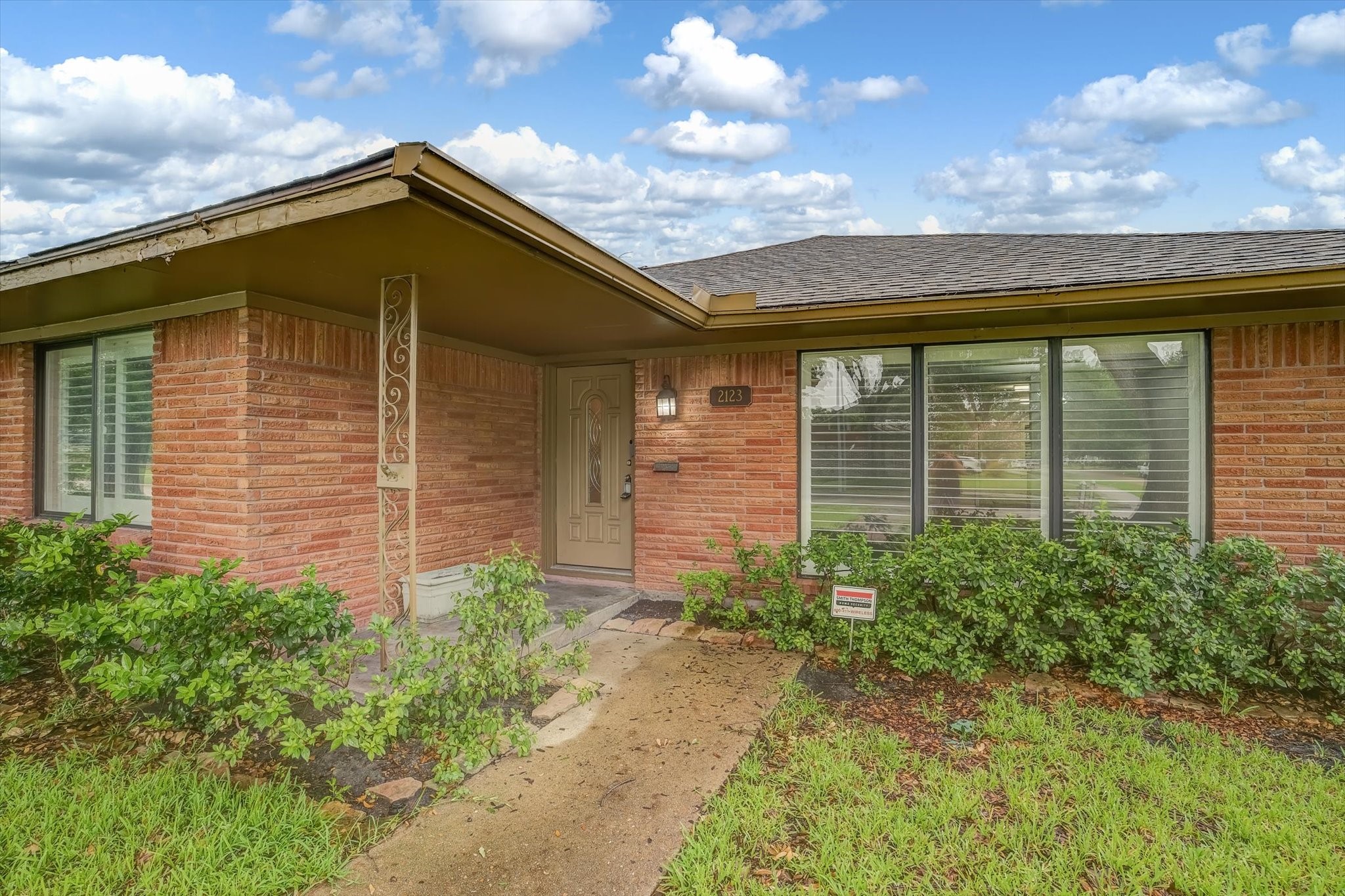 2123 Ridgecrest Drive Houston, TX 77055 - Photo 4 of 44