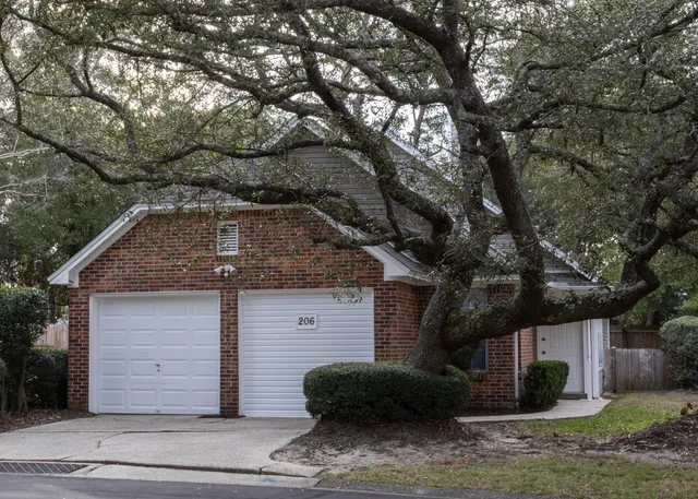 $2,200 | 206 Parkwood Circle, Niceville, FL 32578