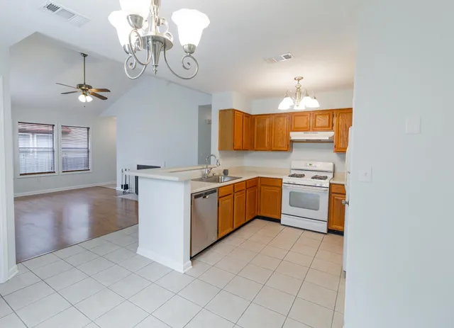 $2,200 | 206 Parkwood Circle, Niceville, FL 32578