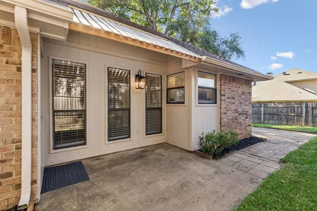 a view of a entrance gate of the house
