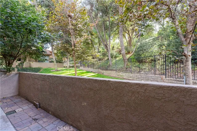 a view of a back yard