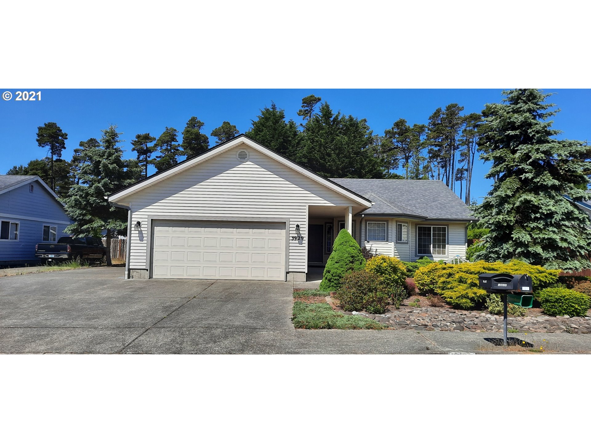 3929 Spruce Street Florence, OR 97439 - Photo 2 of 11 Gallery Image 2