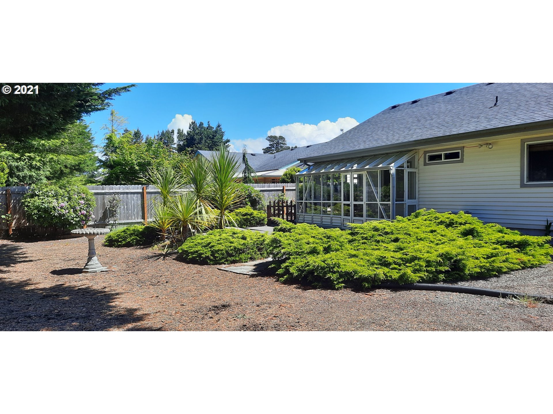 3929 Spruce Street Florence, OR 97439 - Photo 4 of 11 Gallery Image 4