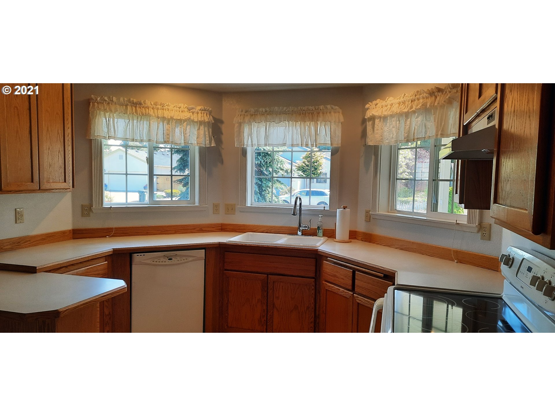 3929 Spruce Street Florence, OR 97439 - Photo 7 of 11 Gallery Image 7