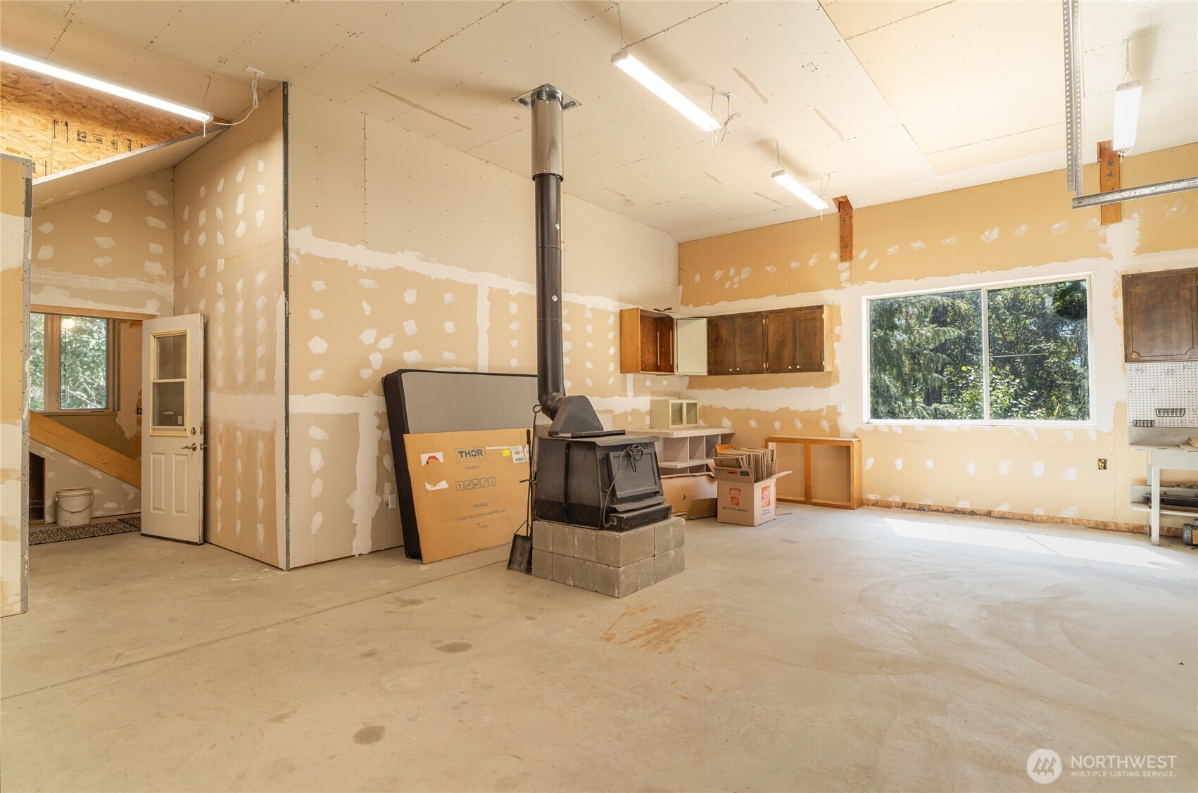 17976 Entiat River Road Entiat, WA 98822 - Photo 35 of 40 a view of a livingroom with furniture and a flat screen tv