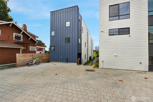 $1,125,000 | 920 16th Avenue, Unit B, Seattle, WA 98122