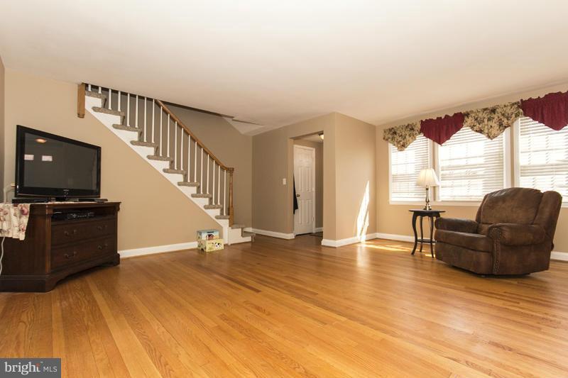 310 Whitfield Road Baltimore, MD 21228 - Photo 3 of 19 Family Room