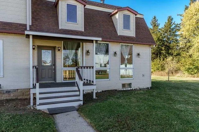 a view of a yard in front of a house