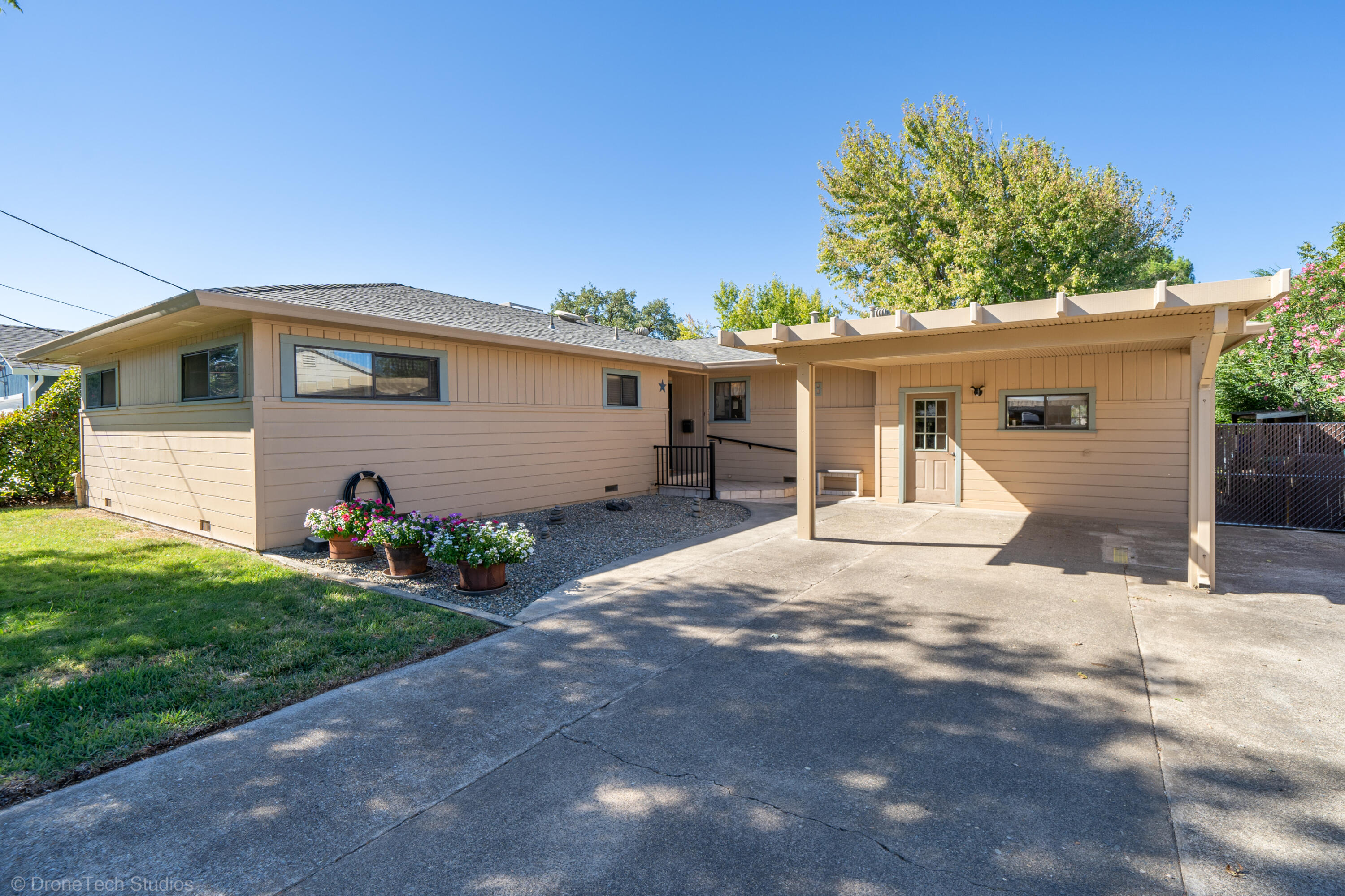 588 Ridge Road Redding, CA 96003 - Photo 4 of 53 588 Ridge Rd-9