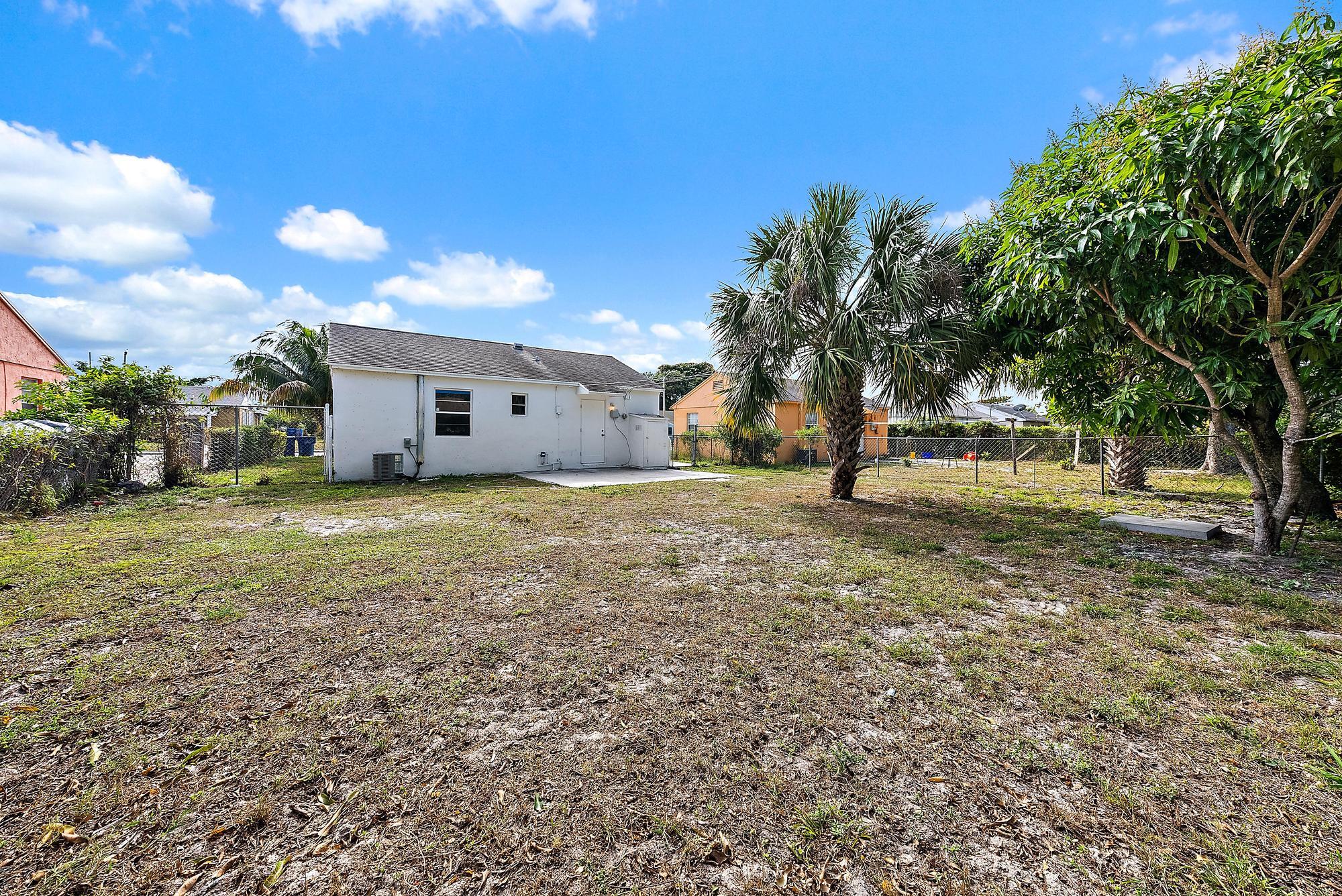 624 West 3rd Street Riviera Beach, FL 33404 - Photo 3 of 13 624 W 3rd Street-5
