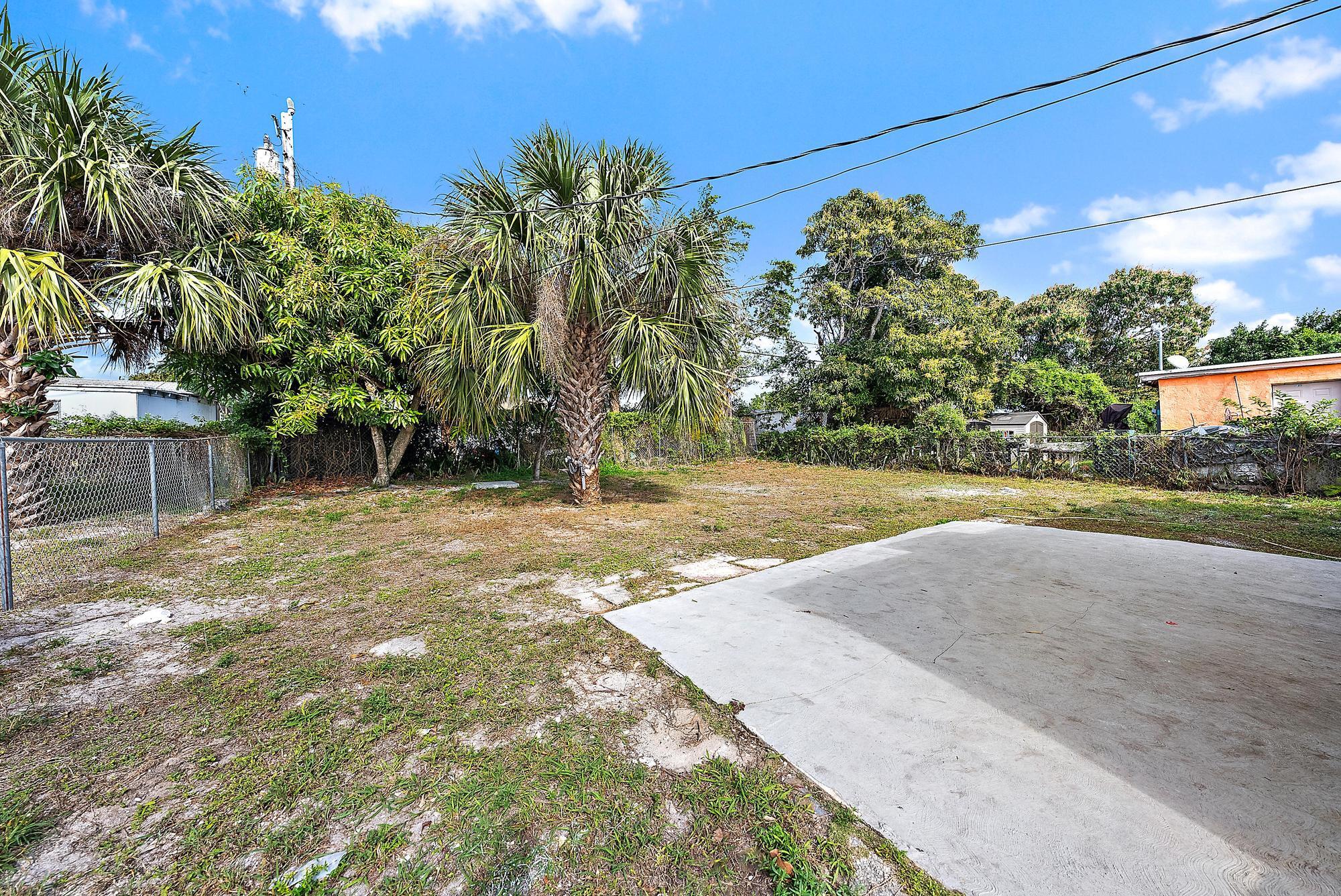 624 West 3rd Street Riviera Beach, FL 33404 - Photo 4 of 13 624 W 3rd Street-3