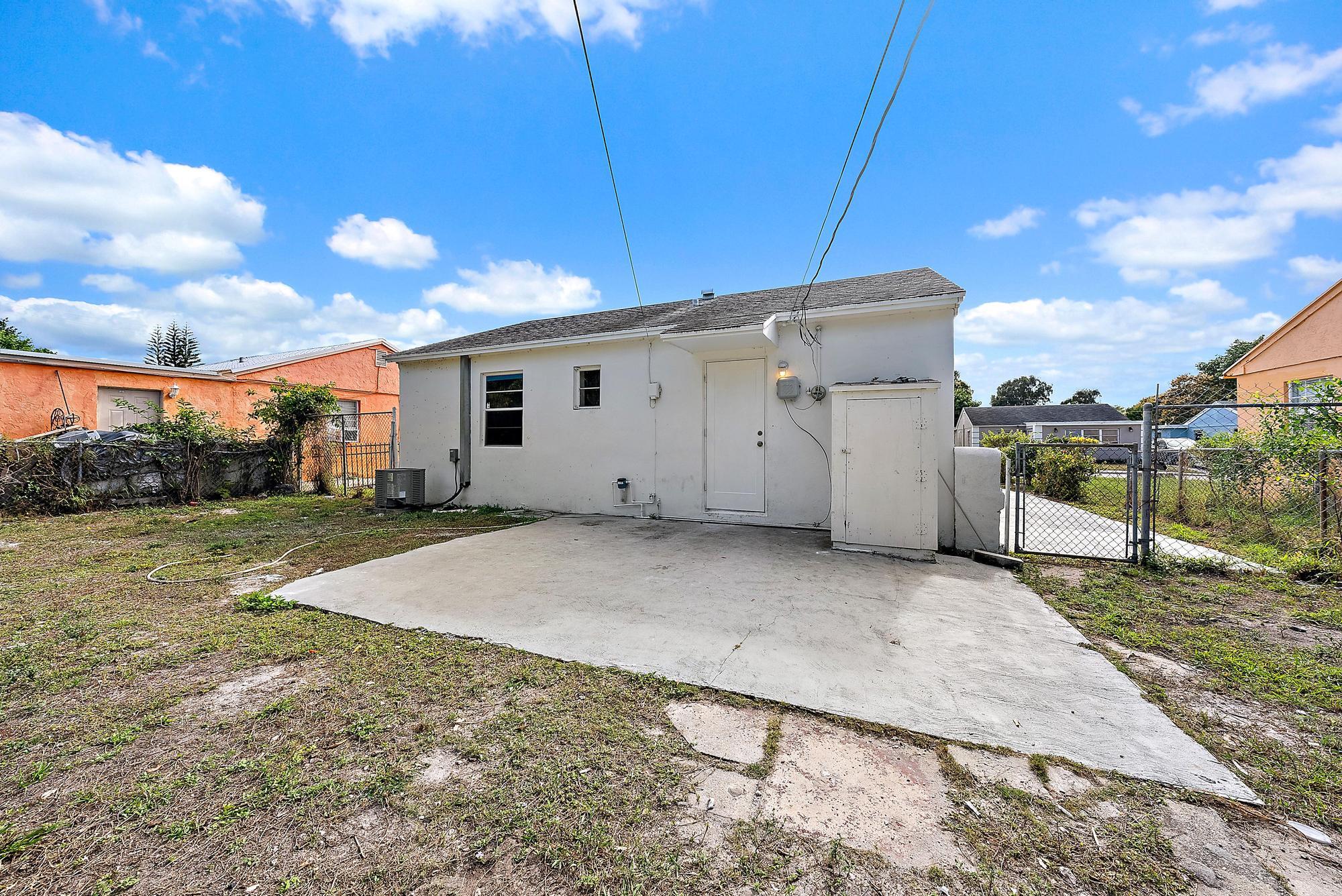 624 West 3rd Street Riviera Beach, FL 33404 - Photo 5 of 13 624 W 3rd Street-4