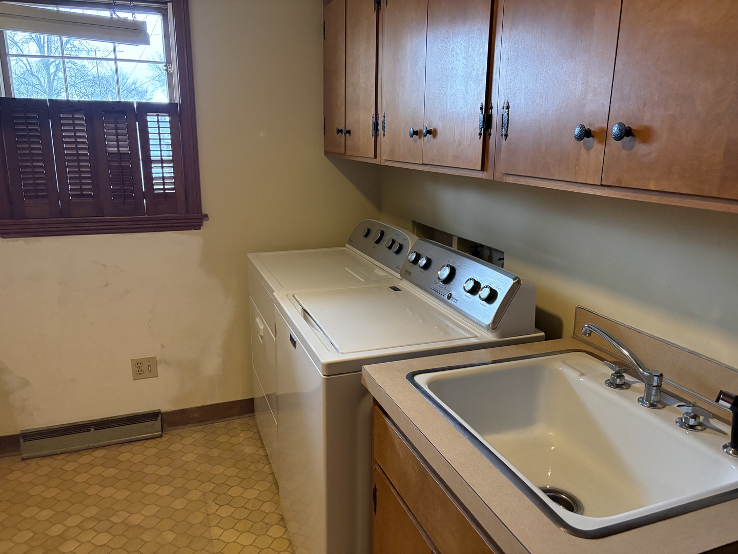 1740 Frazier Avenue Centralia, IL 62801 - Photo 12 of 12 a utility room with washer and dryer