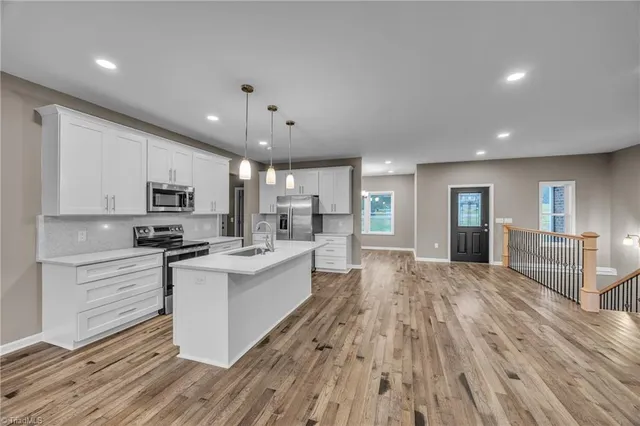 $559,700 | 130 Oak Pointe Lane, Wilkesboro, NC 28697