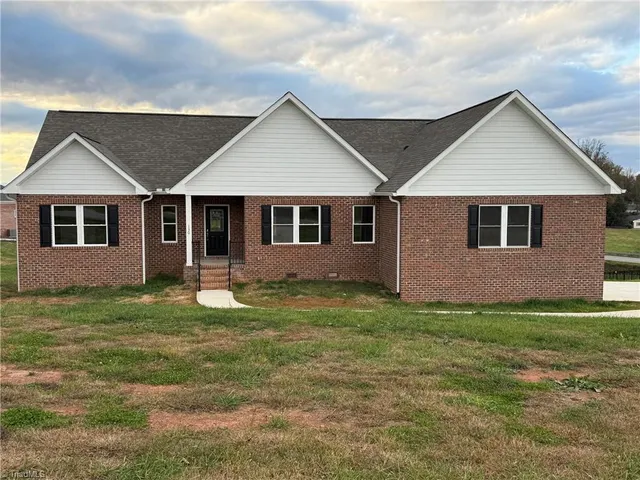 $559,700 | 130 Oak Pointe Lane, Wilkesboro, NC 28697