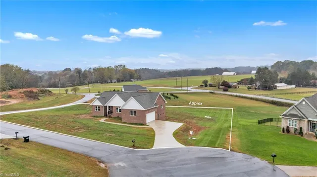 $559,700 | 130 Oak Pointe Lane, Wilkesboro, NC 28697