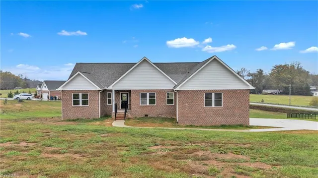$559,700 | 130 Oak Pointe Lane, Wilkesboro, NC 28697